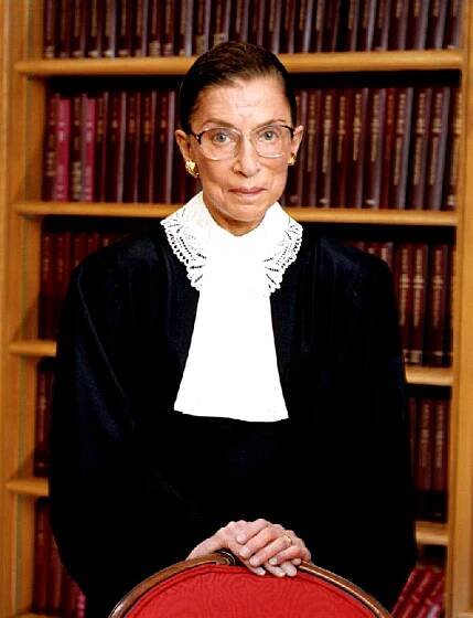 FOTO: Ruth Bader Ginsburg (15. března 1933 – 18. září 2020) byla historicky jen druhá soudkyně Nejvyššího soudu Spojených států amerických. Bývalá právnička a liberálka bojovala celý život za práva žen. Zemřela ve věku 87 let.