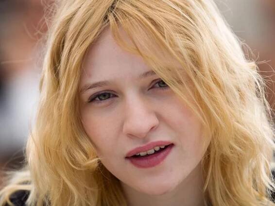 Christa Theret fotka