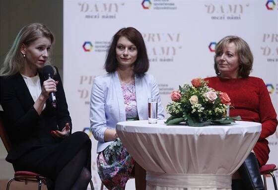 Michaela Hořejší Horáčková, Monika Hilšerová a Klára Fischerová při debatě...