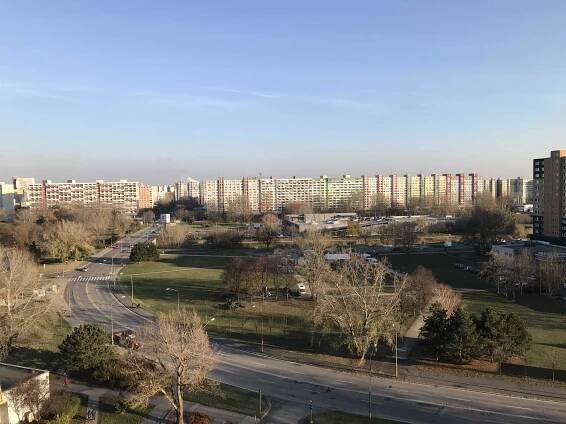 Priestorovo pekná 2 garsónka De Luxe s loggiou vo vyhľadávanej lokalite Petržalky | | dubrawareal.sk