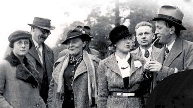 Na návštěvě Čapkova sídla ve Strži v roce 1935: zleva: dcera Josefa Čapka Alena, Eduard Bass s manželkou Táňou, Olga Scheinpflugová, její bratr Karel Scheinpflug a Karel Čapek.