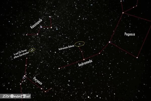 Die Sternbilder Kassiopeia und Andromeda mit Pegasus, Perseus und der Andromeda-Galaxie (mit Beschriftung).