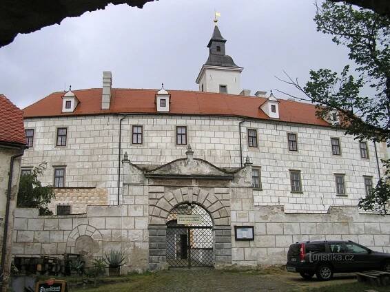 Jevišoice - Starý zámek (druhá brána)