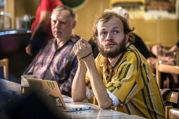 Poznáte Čočkina z Mostu? Takhle herec vypadá úplně plešatý