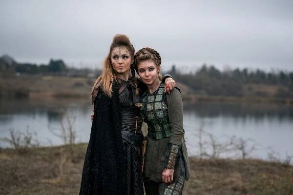 Britannia - Epizoda 8 - Z filmu - Liana Cornell, Eleanor Worthington-Cox