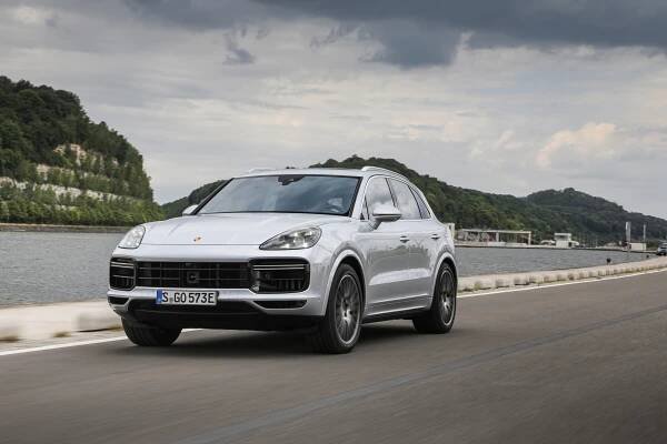 Řídili jsme nové nejsilnější Porsche Cayenne! Je to hybrid, ale elektřina mu přináší ještě víc rychlosti