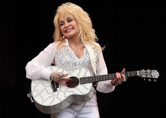Glastonbury baví ostrý pop Metalliky i country Dolly Parton