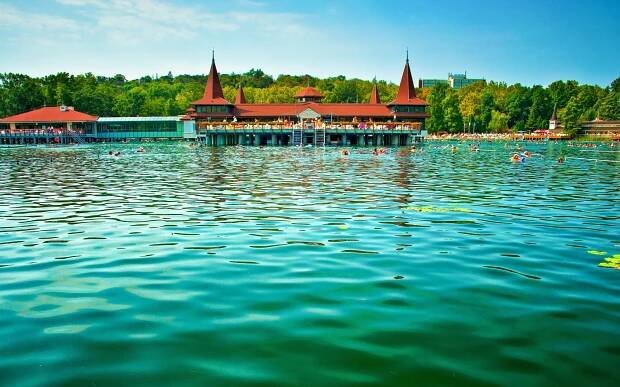 Hévíz jen 7 km od Balatonu: Pobyt v Park Hotelu *** s polopenzí a vstupem do přírodního termálního jezera