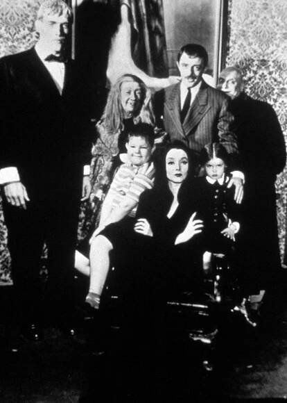 Seznamte se s novou rodinou Addamsových! Takhle vypadá Catherine Zeta-Jones jako Morticia a další