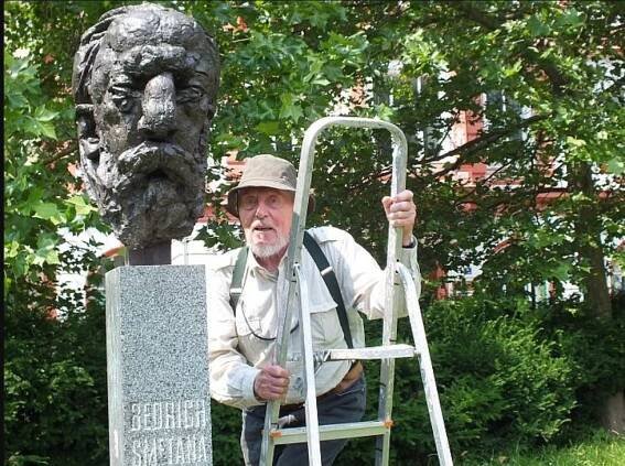 Zemřel významný sochař Stanislav Hanzík (†90): Portrétoval celebrity, za Hrabala získal medaili