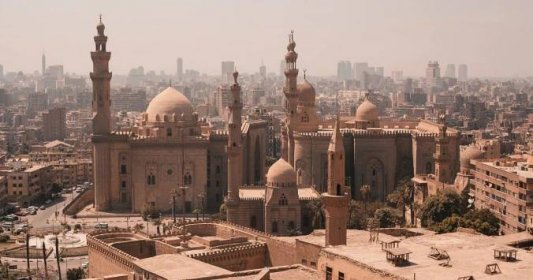 Zpravodaj Macháček: Nová Káhira? Egypt si dál buduje image moderního státu. I když jeho obyvatelé nemají na maso