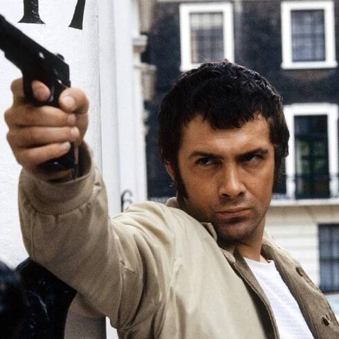 Bodie (herec Lewis Collins) byl ranař nejen v seriálu. Sympaťák, který v roce 2013 zemřel na rakovinu, měl  černý pás v džiu-džitsu a parádně střílel - vyhrál několik turnajů ve sportovní střelbě.