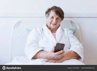 Download - Older sick woman in a hospital bed calling her family — Stock Image