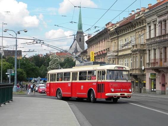 Při oslavách PMDP představily nově zrenovovaný trolejbus 9 Tr č. 323, který také prošel naším spolkem. 11.6.2011, Zdeněk Kresa.
