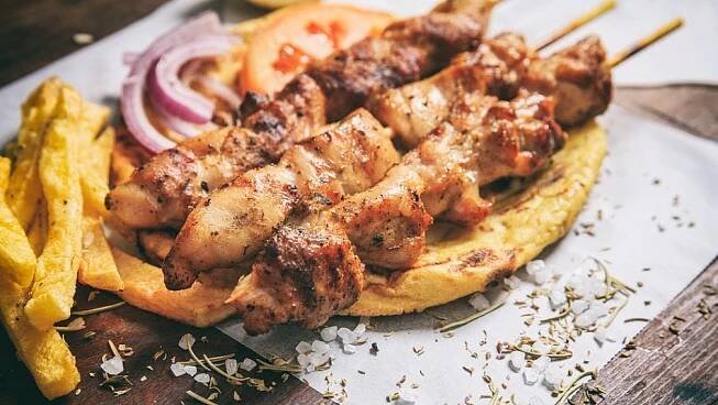 Jídlo na dovolené v Řecku: turisté místo souvlaki jedí nejlevnější salát - Vitalia.cz