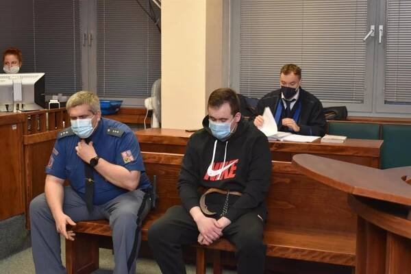 Postřelil otčíma jateční pistolí a podřezal mu žíly: Tomáš (28) si za to odpyká dlouhý trest