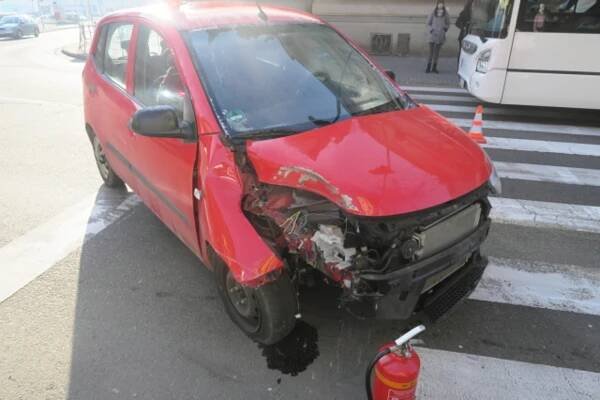 Bouračka u hlavní pošty. Seniorka trefila u přechodu pro chodce semafor