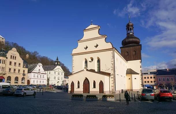 Soubor:Náchod - Masarykovo náměstí s kostelem sv. Vavřince.jpg