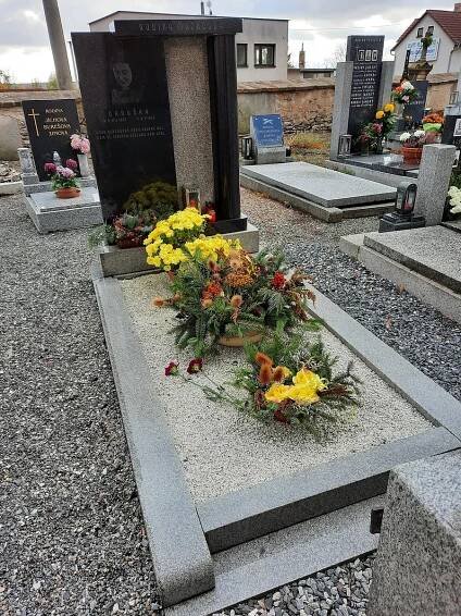 Památku významných osobností si Josef Kraus uctil položením kytičky a svíčky