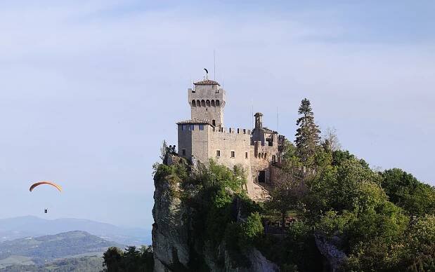 File:Paraglide and Cesta tower - San Marino - GT 06 - 2024 04 30.jpg - Wikimedia Commons