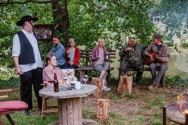 Osada - Epizoda 2 - Z filmu - Josef Polášek, Karolína Lea Nováková, Marek Daniel, Ivana Uhlířová, Jana Plodková, Radek Holub, Martin Myšička