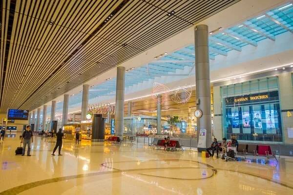 Singapur, Singapur - 30. ledna 2018: Neznámých lidí, kteří jdou do Singapore Changi Mezinárodní letiště — Stock obrázek