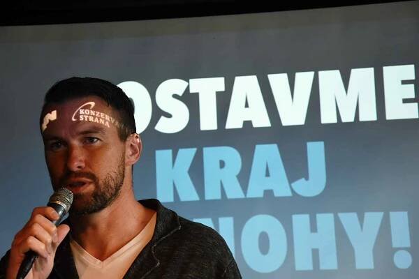 Ze zahájení kampaně středočeské ODS v pražském Jazz Docku před říjnovými krajskými volbami. Na snímku je Tomáš Havlíček.