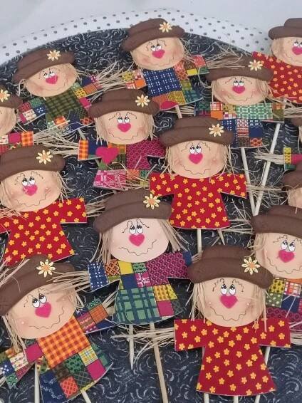 Espantalho E.V.A no palito.  OBS.: Valor referente somente ao espantalho no palito.  Pintura e confecção á m… | Scarecrow crafts, Halloween crafts, Preschool crafts