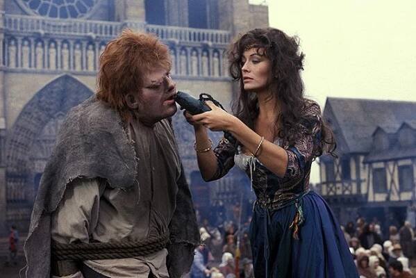 Zvoník od Matky Boží - Z filmu - Anthony Hopkins, Lesley-Anne Down