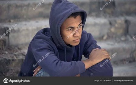 Deprimovaný Teenager Bez Domova Který Sedí Sám Ulici Dysfunkční Rodina — Stock Fotografie © motortion #315268190