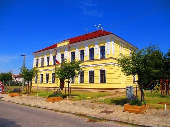 Škola ve Lhotě pod Libčany - Dům, budova