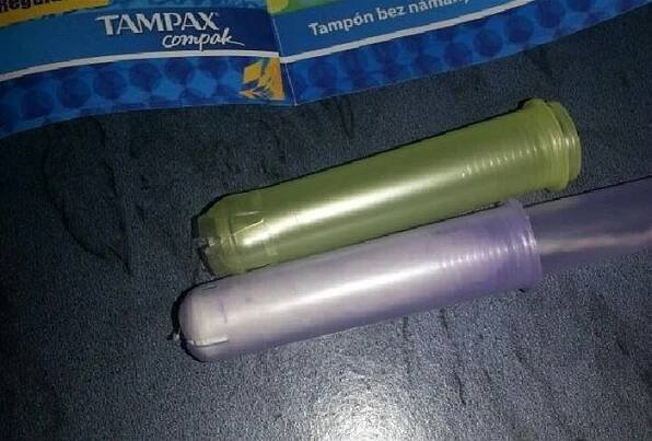 Dívka se pořezala aplikátorem při zavádění tamponu. Hrozilo, že vykrvácí