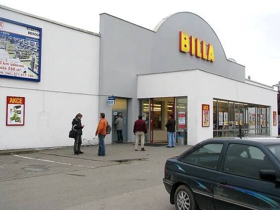 KRÁDEŽ: Lupič přepadl trafikantku v rušném supermarketu