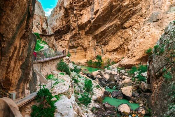 pěší stezka caminito del rey, královská stezka, krásný výhled na soutěsku el chorro, ardales, malaga, španělsko. - ardales - stock snímky, obrázky a fotky