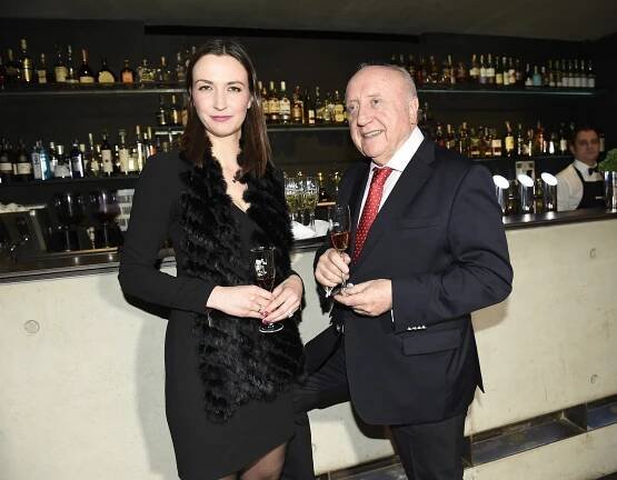 Tohle už mu Dáda neukáže: O čtyřicet let mladší milenka Felixe Slováčka vystavila na odiv sexy stehýnka