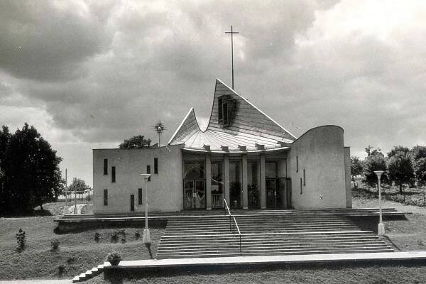 Kostel svatého Josefa dostavěli Senetářovští v roce 1971.