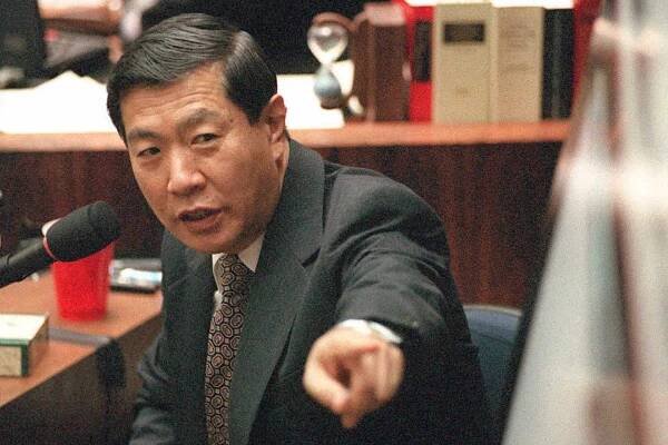 LOS ANGELES, CA - AUGUST 28:  Defense forensic expert Dr. Henry Lee points to evidence chart as he discusses DNA testing 28 August at the O.J. Simpson murder trial. Dr. Lee said that he supports a form of DNA testing that another defense forensic expert had attacked in earlier testimony.     AFP PHOTO  (Photo credit should read POO/AFP via Getty Images)