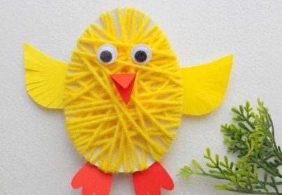 Aplikace "Kuře": řemeslo z kruhů barevného papíru pro děti ve věku 2-3 let. Jak udělat kuře na louce a ve vejci?
