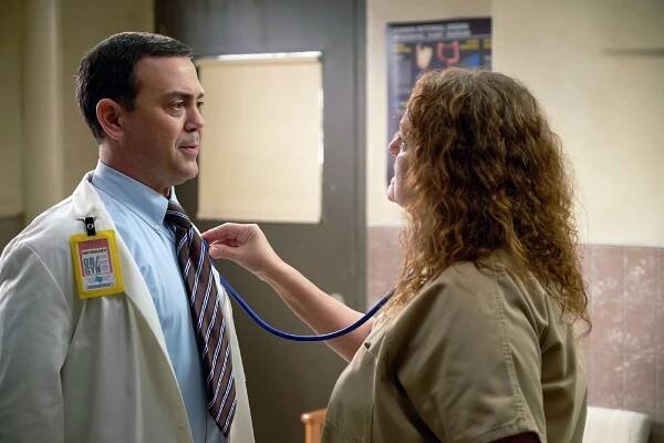 Brooklyn 99 - Federálové - Z filmu - Joe Lo Truglio, Aida Turturro