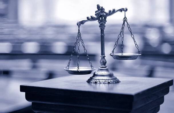 Dekorativní váhy spravedlnosti v soudní síni — Stock obrázek