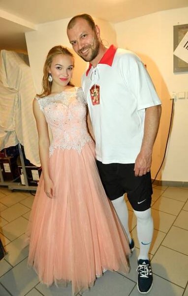 Dcera Tomáše Ujfalušiho se povedla. Vedle táty vypadá jako princezna, posuďte sami