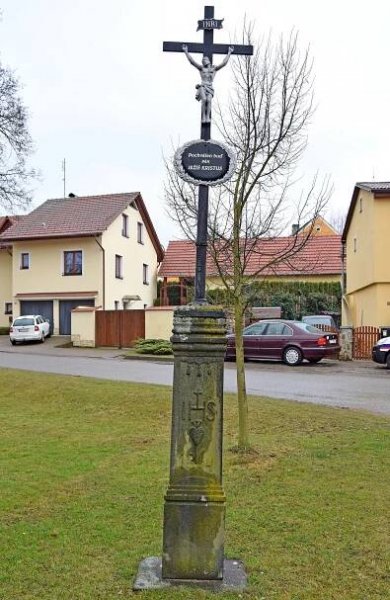 Soubor:Cross at the Chapel of Virgin Mary in Radošovice 02.jpg – Wikipedie