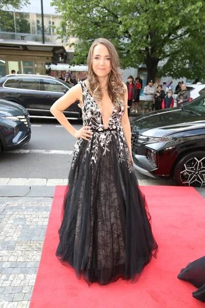 Lucie Vondráčková s výstřihem až k pupíku: Hlouběji už to nešlo!