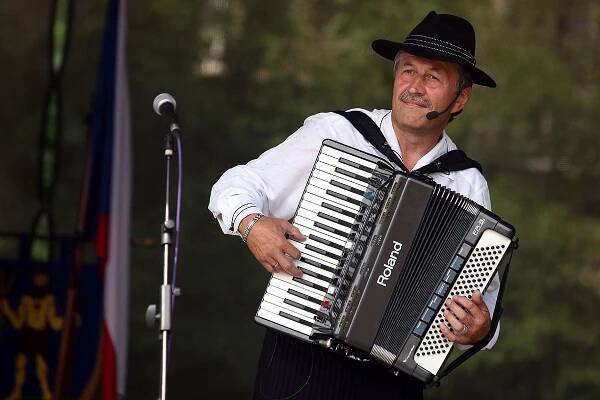 Divoženky od rybníka Svěcený dorazily, hospodu Vidlák v sobotu potěší harmonikář Pepíno