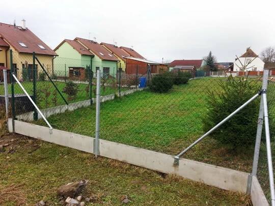 Podhrabové desky pod plot betonové montáž