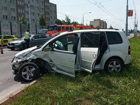 Po vážné nehodě na průtahu Zlínem je šest zraněných včetně dvou dětí