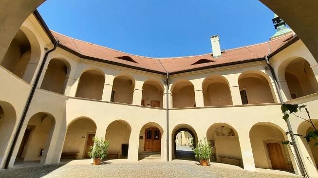 Fotografie - Nádvoří s arkádami zámku Roztoky na trase Via Czechia - středozemím - 13.05.2024