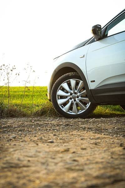 Hybridní pohon udělal z Opelu Grandland X lepší a schopnější auto, které ujede kilometr za 40 haléřů