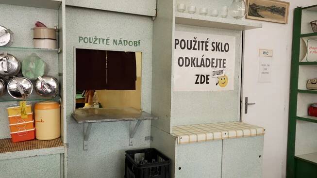 Na zdi tu visí Gustáv Husák. S kamerou jsme navštívili dokonalý retro bufet