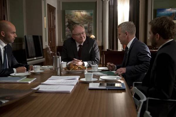 Vláda - Poznámka mimořádné povahy - Z filmu - Bjarne Henriksen, Morten Kirkskov, Pilou Asbæk